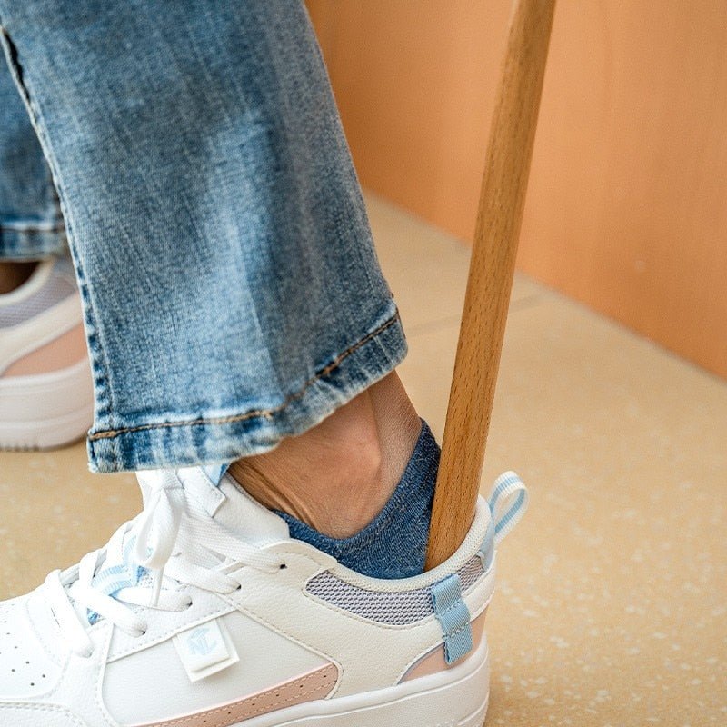CLASSIHORN – Long Handle Wooden Shoehorn for Effortless Shoe Wearing