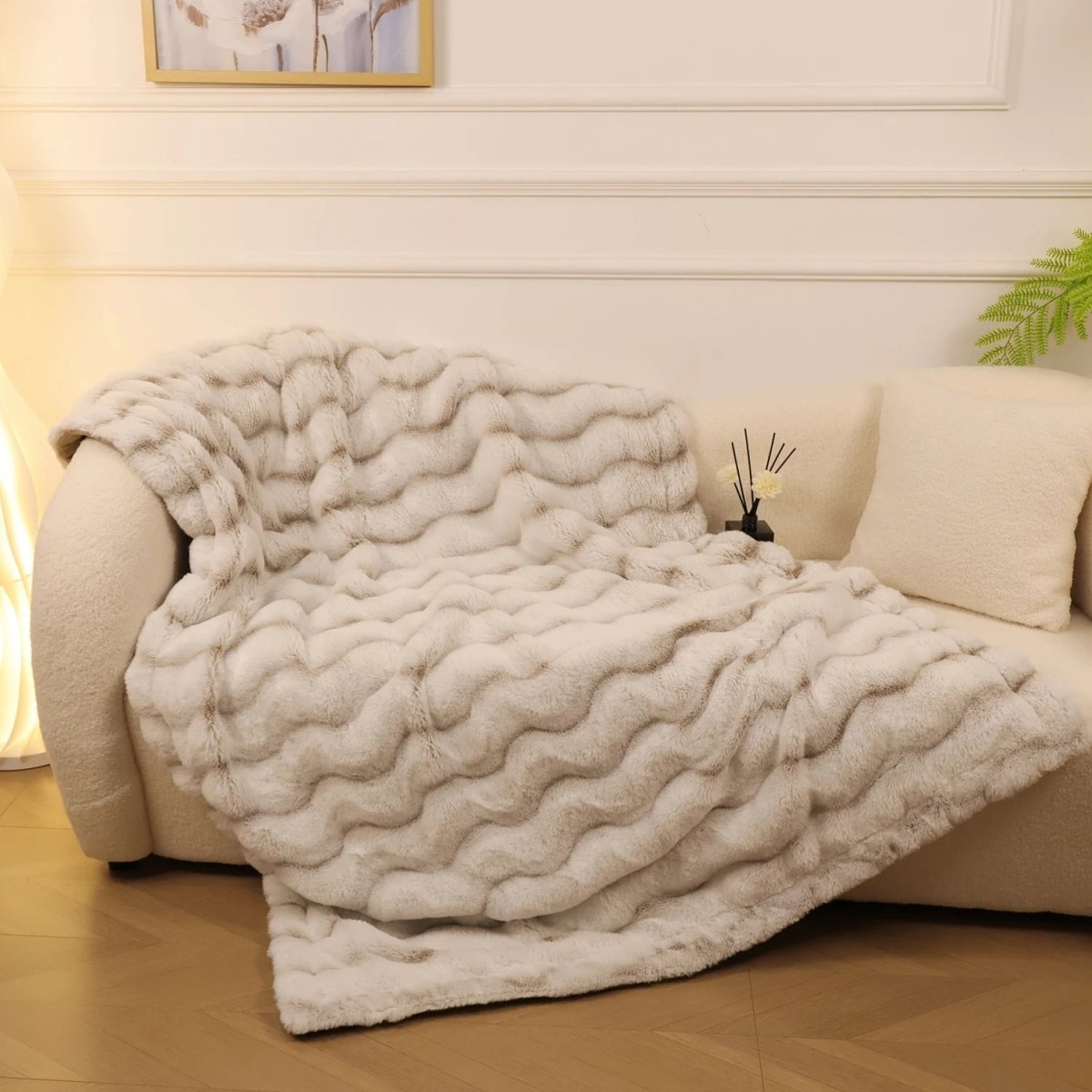 HUGLUXE – Premium Faux Rabbit Fleece Blanket with Dual Soft Sides