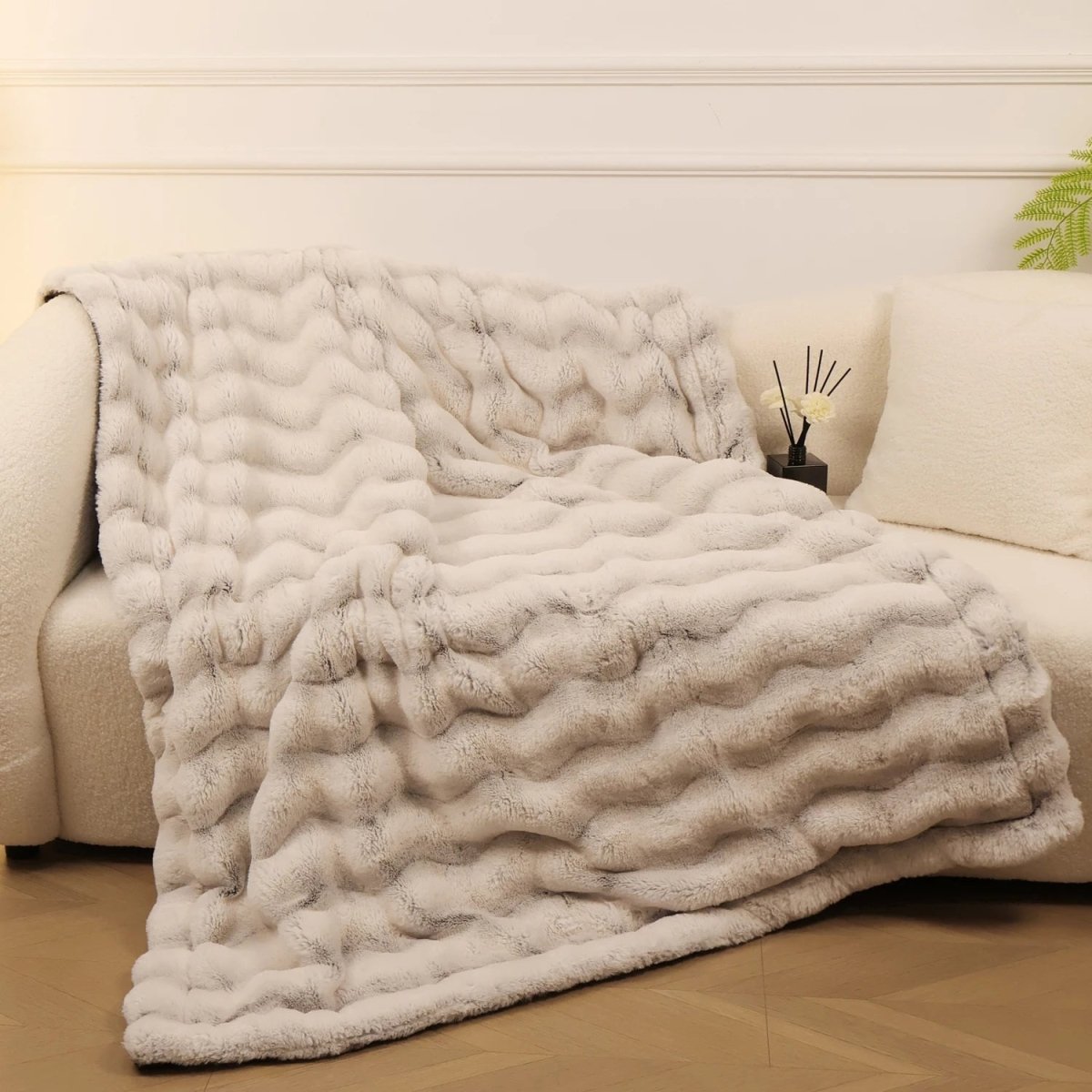 HUGLUXE – Premium Faux Rabbit Fleece Blanket with Dual Soft Sides
