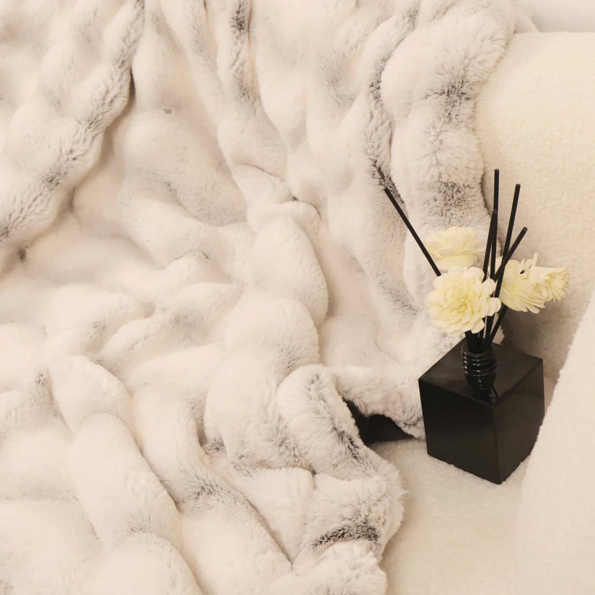 HUGLUXE – Premium Faux Rabbit Fleece Blanket with Dual Soft Sides
