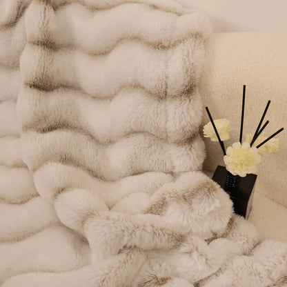HUGLUXE – Premium Faux Rabbit Fleece Blanket with Dual Soft Sides