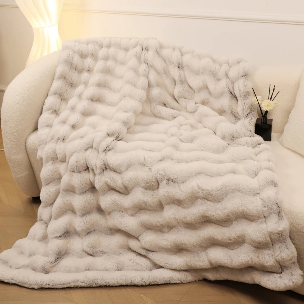 HUGLUXE – Premium Faux Rabbit Fleece Blanket with Dual Soft Sides