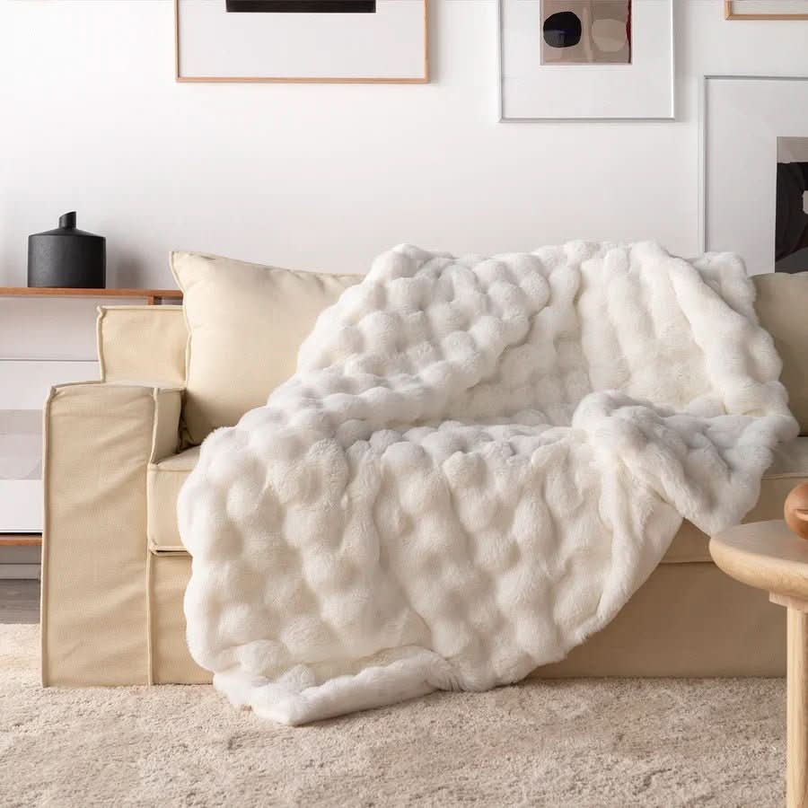 ZenithThrow – Lightweight and Luxurious Travel Companion