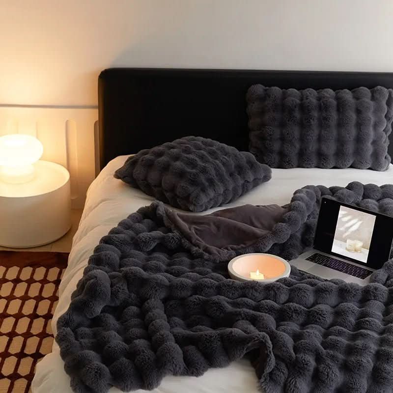 ZenithThrow – Lightweight and Luxurious Travel Companion