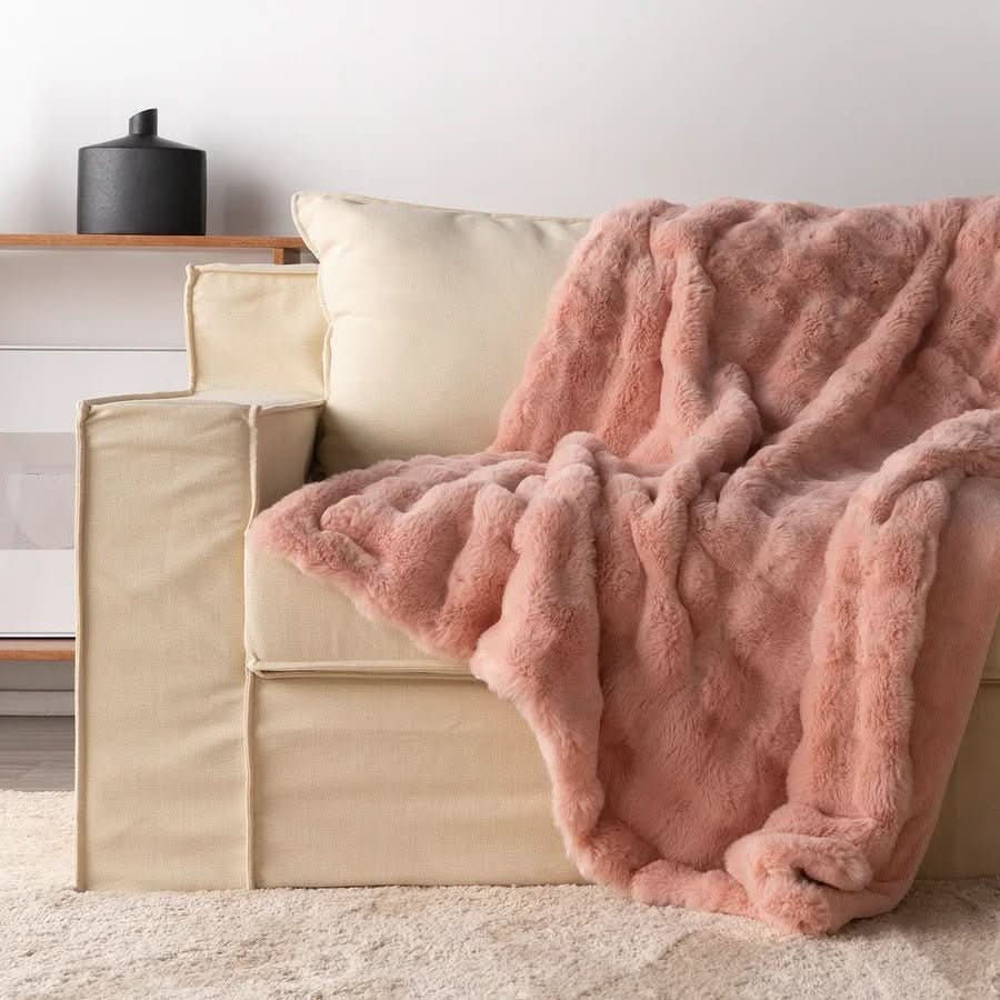 ZenithThrow – Lightweight and Luxurious Travel Companion