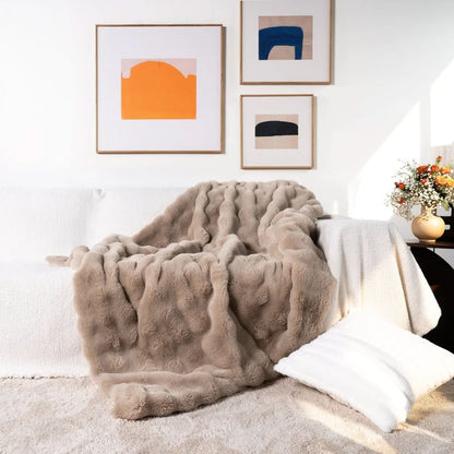 ZenithThrow – Lightweight and Luxurious Travel Companion