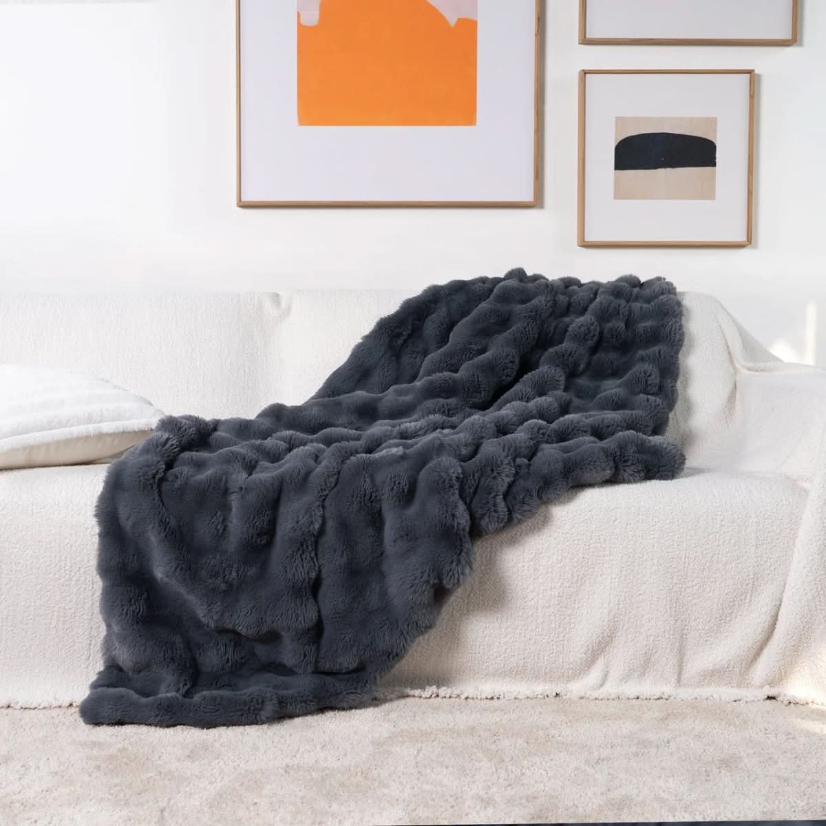 ZenithThrow – Lightweight and Luxurious Travel Companion